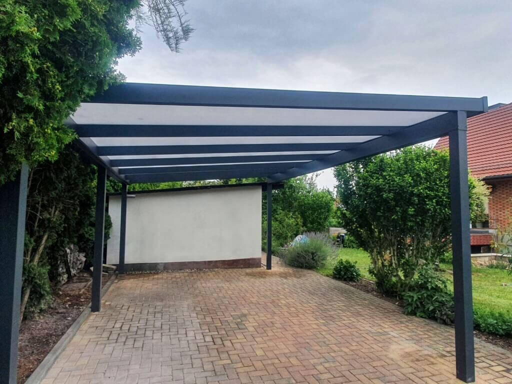 Montage der Polycarbonat Überdachung in Spremberg