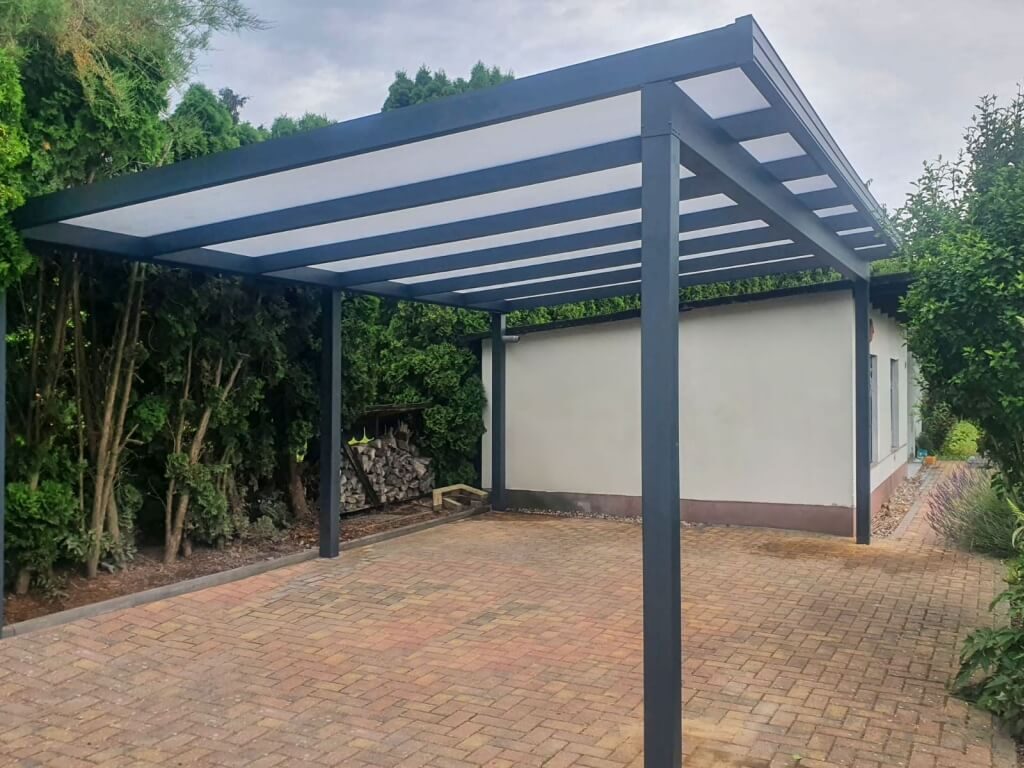 Montage der Polycarbonat Überdachung Spremberg