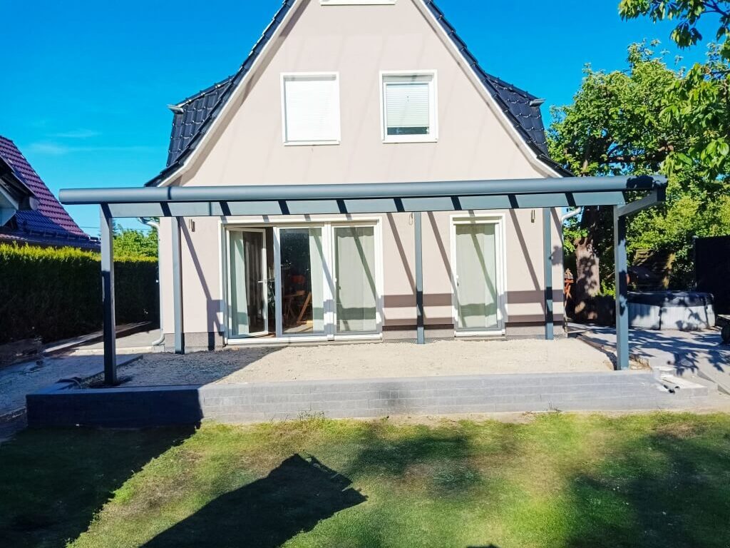 Montage der Terrassenüberdachung Ludwigsfelde
