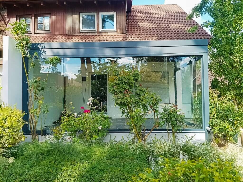Montage der Terrassenüberdachung mit VSG Glas in Berlin Montage der Terrassenüberdachung mit VSG Glas Berlin