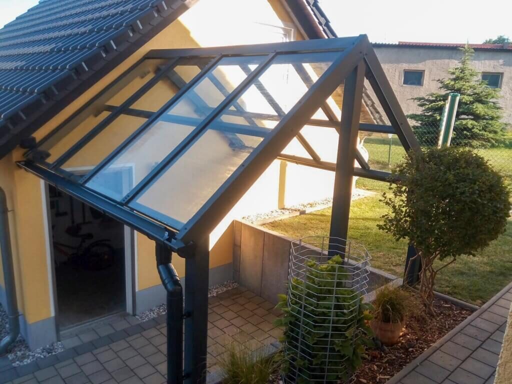 Nach Montage der Terrassen Überdachung für Eingangstür in Dahlen