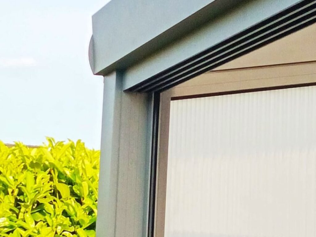 Nach Montage der Überdachung für die Terrasse in Teltow