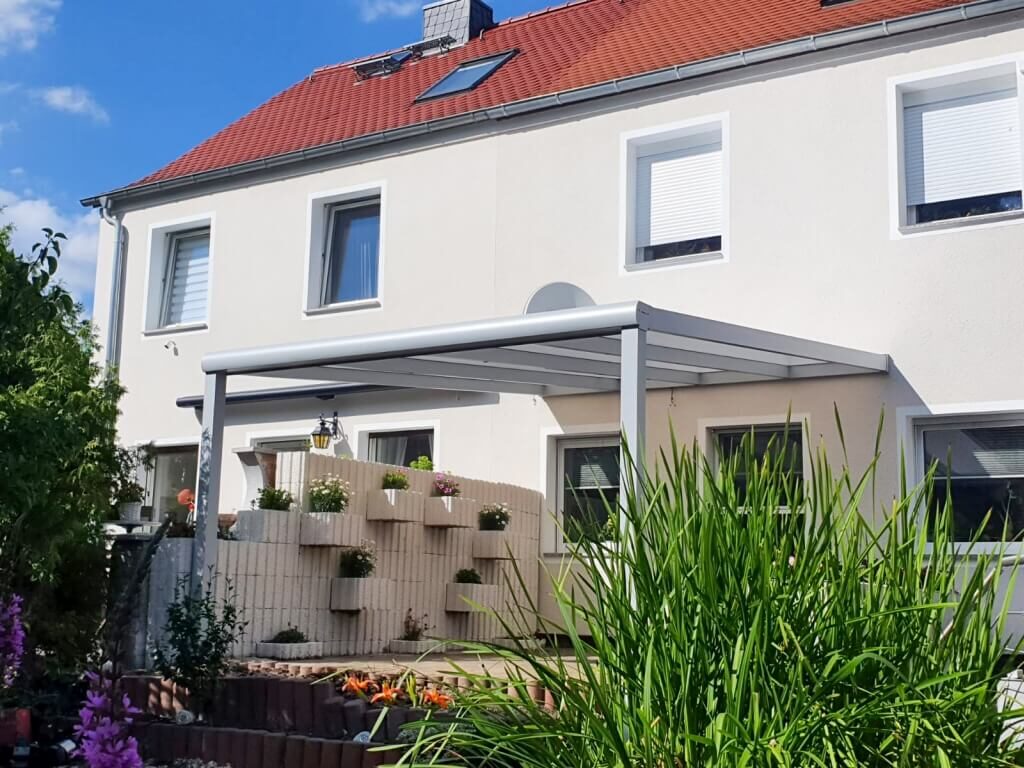 Montage der Terrasse mit LED Beleuchtung in Leipzig Montage der Terrasse aus Polycarbonat in Leipzig