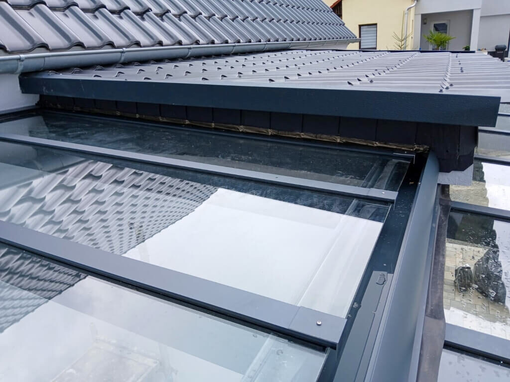 Montage der Terrasse mit Glasdach