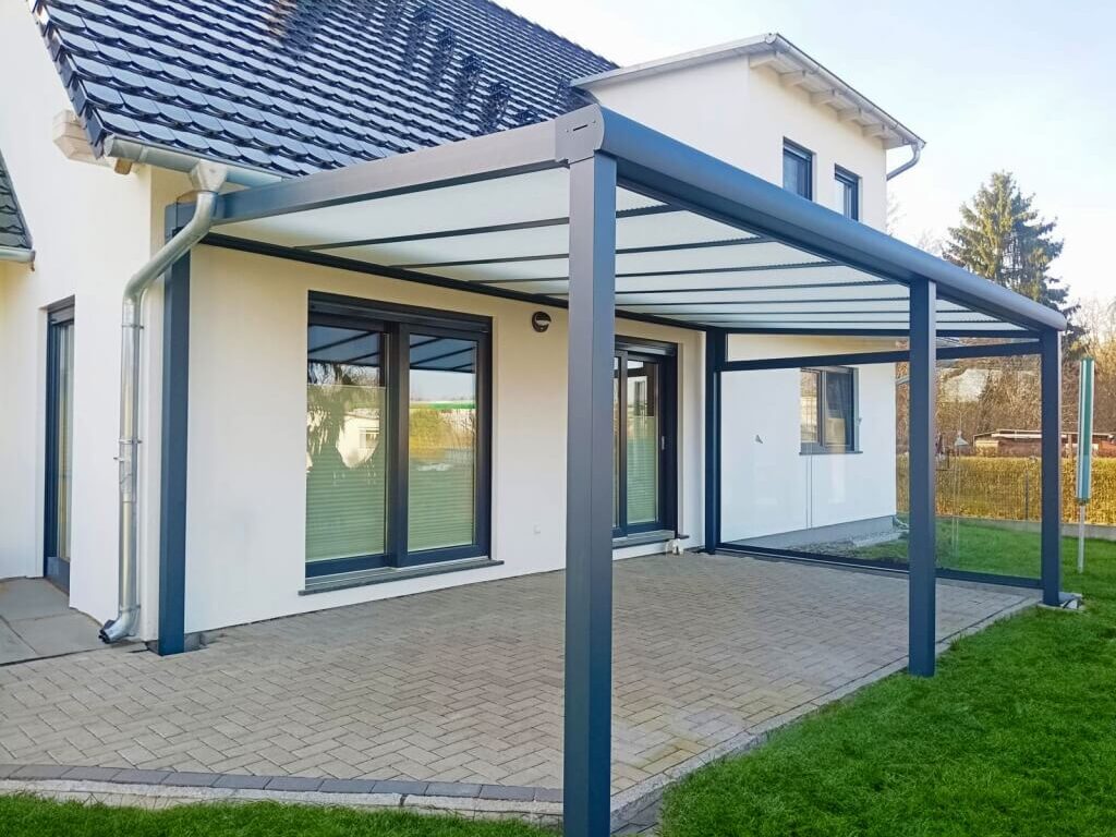 Installation von Plissees Terrassendach in Peitz