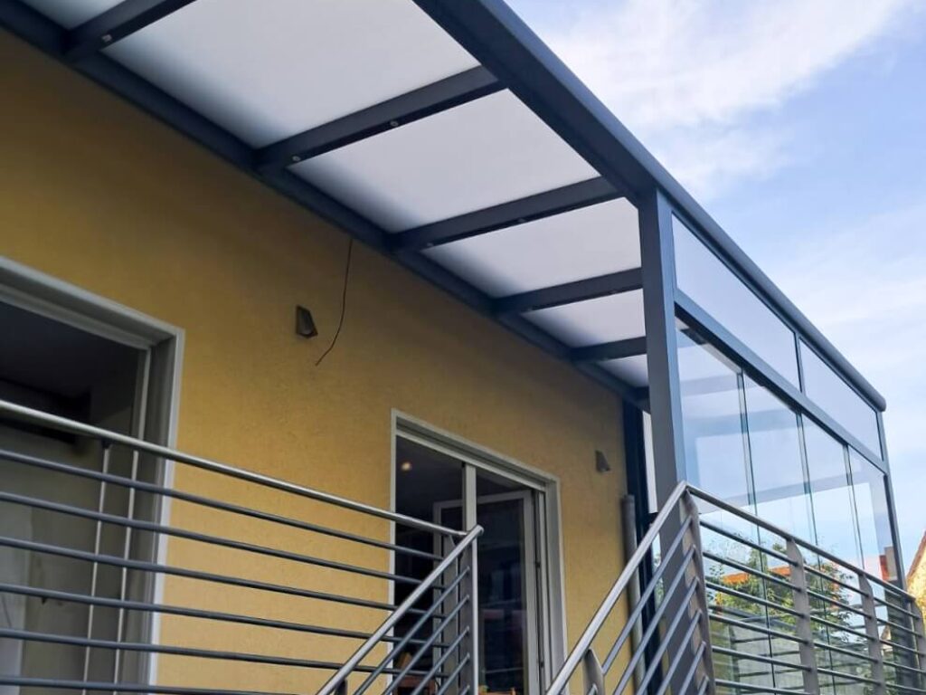 Montage von Türüberdachung mit Seitenteil in Berlin Vordach aus Polycarbonat als Alternative zu Glas Berlin
