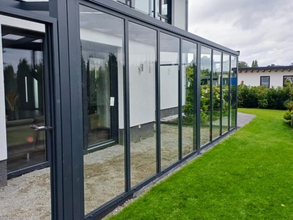 Terrassenüberdachung mit Sonnenschutzsystem in Großräschen