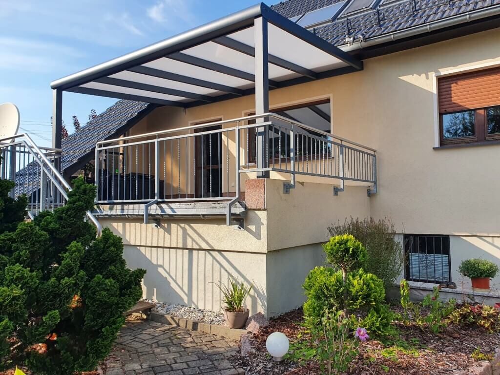 Montage der Terrassenüberdachung in Neukirch
