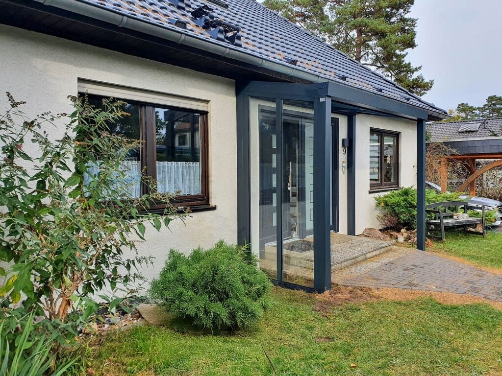 Montage einer Überdachung für die Eingangstür in Zernsdorf