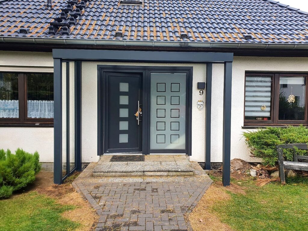 Überdachung für die Eingangstür in Zernsdorf