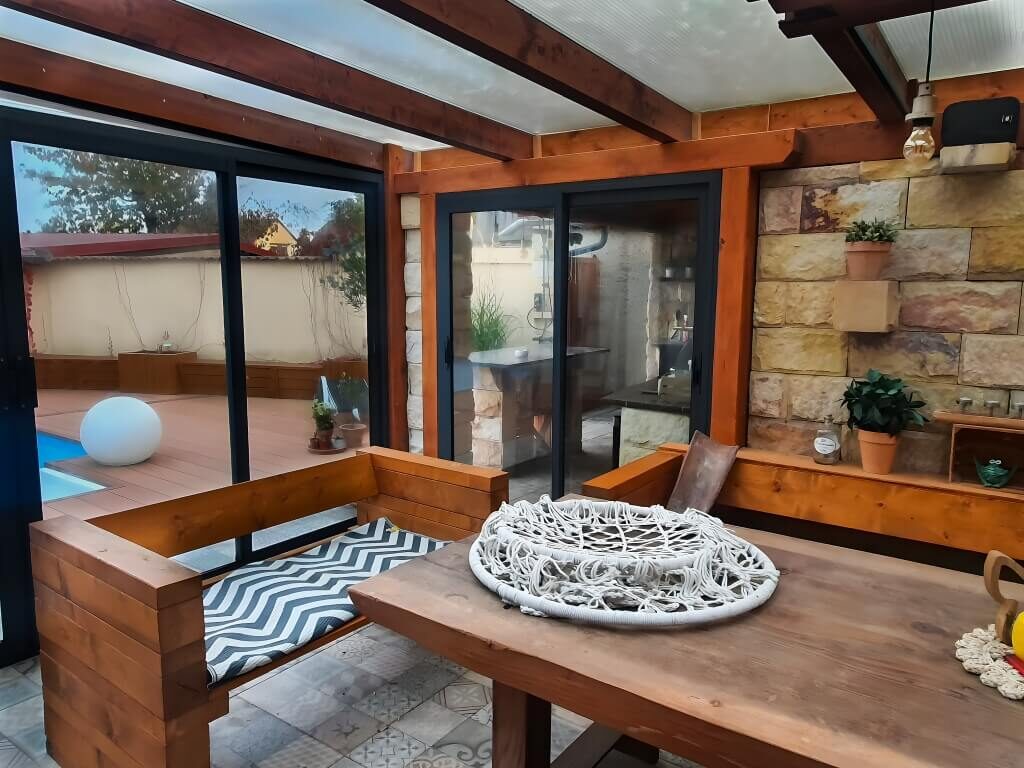 Glasschiebetür vor der Wand laufend