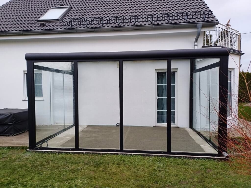 Trendbewusster Wintergarten mit Schiebetüren