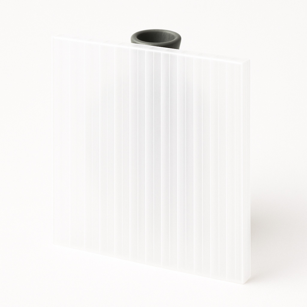 Mleczny Przepuszczalność światła na poziomie 55%.