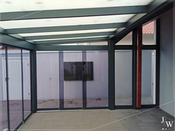 Wintergarten Lübben – Aluminiumprofil Anthrazit RAL 7016 Modernes rahmenloses Schiebeglas im Wintergarten Lübben