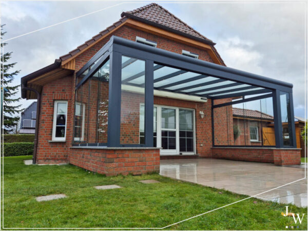 Terrassenüberdachung in Bargeshagen mit Montage vor Ort. Maßgefertigte Aluminium-Überdachungen, langlebig, wetterfest und modern