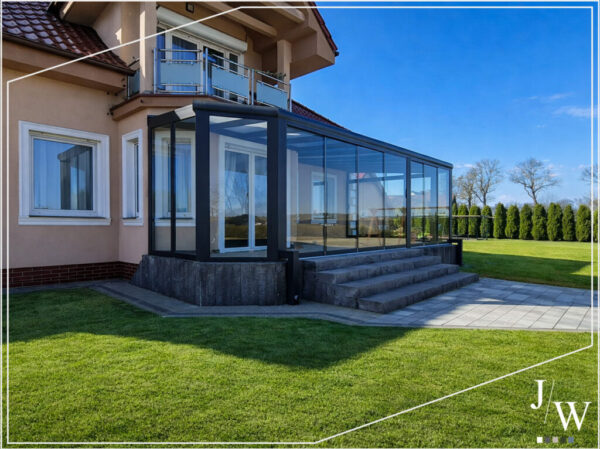 Wintergarten mit Glasfront und LED-Beleuchtung als moderne Terrassenerweiterung Wintergarten aus Polen mit Glasfront und LED Beleuchtung als moderne Terrassenerweiterung