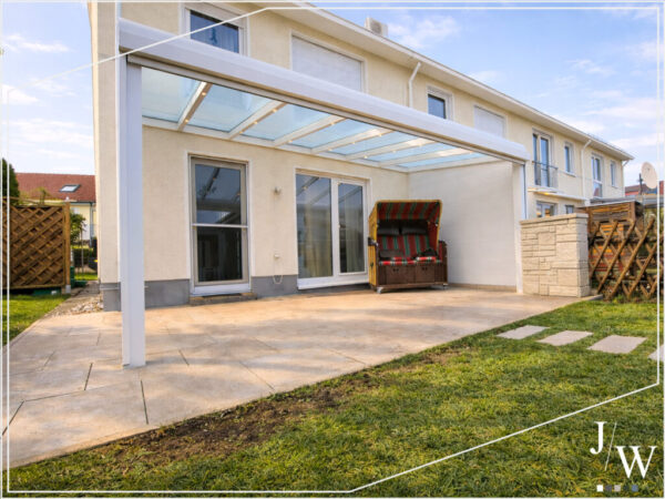 Weiße Terrassenüberdachung Leipzig montiert am modernen Haus