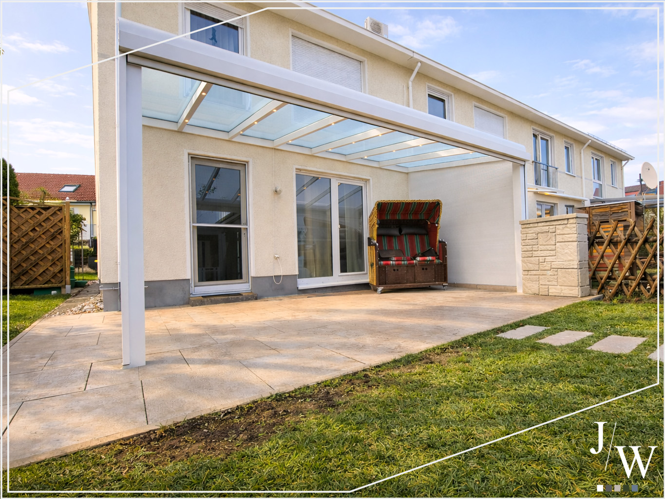 Weiße Terrassenüberdachung Leipzig in RAL 9016 mit Milchglas-Dach und LED-Spots