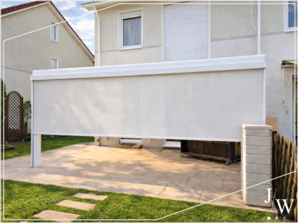 Terrassenüberdachung mit Sichtschutz Weiße große Terrassenüberdachung mit Sichtschutz am Haus montiert