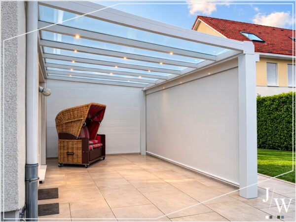 Weiße elegante Terrassenüberdachung Leipzig mit ZIP-Screen, Strandkorb drunter