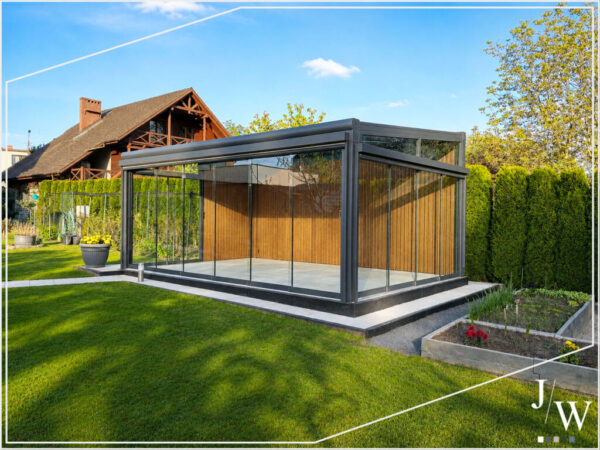 Freistehender Wintergarten aus Polen mit rahmenlosen Glas-Schiebewänden und moderner Verglasung Freistehender Wintergarten aus Polen mit rahmenlosen Glas-Schiebewänden und moderner Verglasung in Zbąszyń