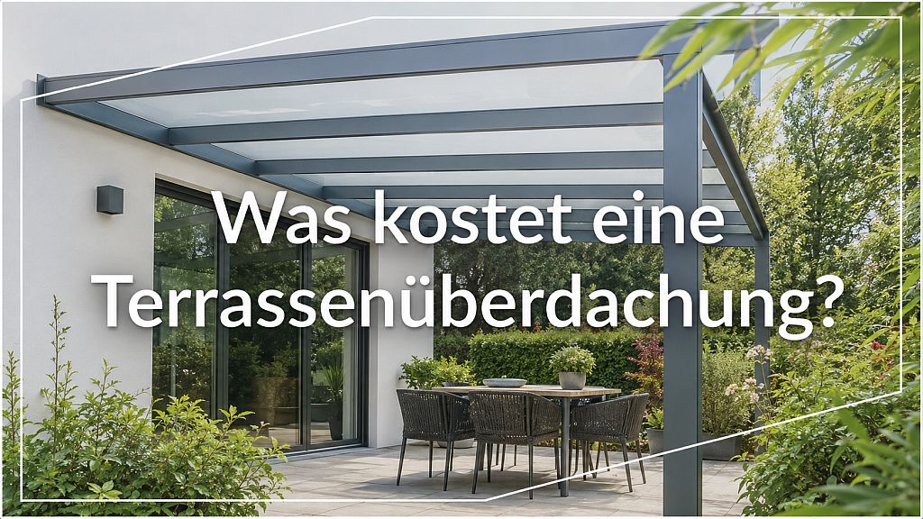 Was kostet eine Terrassenüberdachung? Moderne Aluminium-Terrassenüberdachung mit Glasdach an einem Einfamilienhaus, umgeben von einem gepflegten Garten.